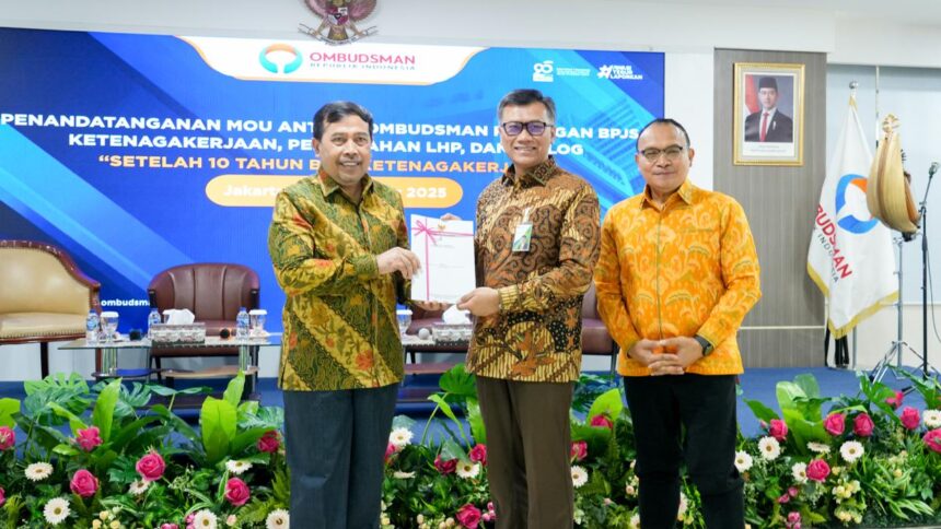 Penandatanganan nota kesepahaman BPJS Ketenagakerjaan dengan Ombudsman RI. (dok. BPJS Ketenagakerjaan)