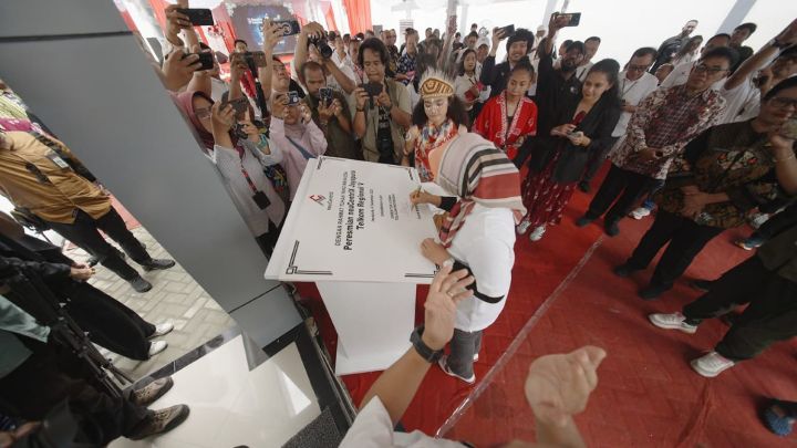 Direktur Utama Telkom Dian Siswarini saat menandatangani prasasti peresmian neuCentrIX Jayapura pada Kamis (4/12). Foto: Telkom Indonesia