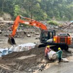 Kendaraan alat berat dikerahkan untuk percepatan perbaikan Jalan Nasional Padang-Bukittinggi, Senin (15/12/2025). Uji coba fungsional jalan raya dilakukan pada Selasa (16/12). Foto: Ist