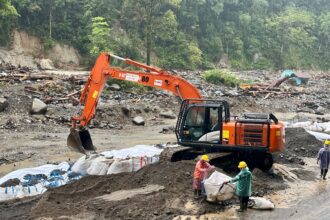 Kendaraan alat berat dikerahkan untuk percepatan perbaikan Jalan Nasional Padang-Bukittinggi, Senin (15/12/2025). Uji coba fungsional jalan raya dilakukan pada Selasa (16/12). Foto: Ist