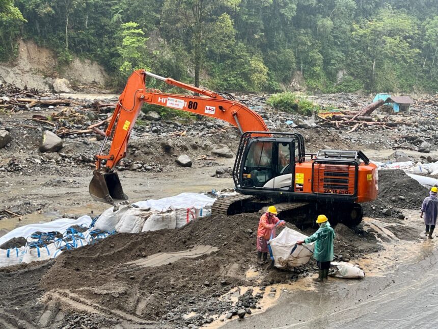 Kendaraan alat berat dikerahkan untuk percepatan perbaikan Jalan Nasional Padang-Bukittinggi, Senin (15/12/2025). Uji coba fungsional jalan raya dilakukan pada Selasa (16/12). Foto: Ist