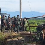 Pembangunan jembatan Bailey sebagai jalur darurat. Foto: Dispenad