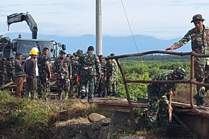 Pembangunan jembatan Bailey sebagai jalur darurat. Foto: Dispenad