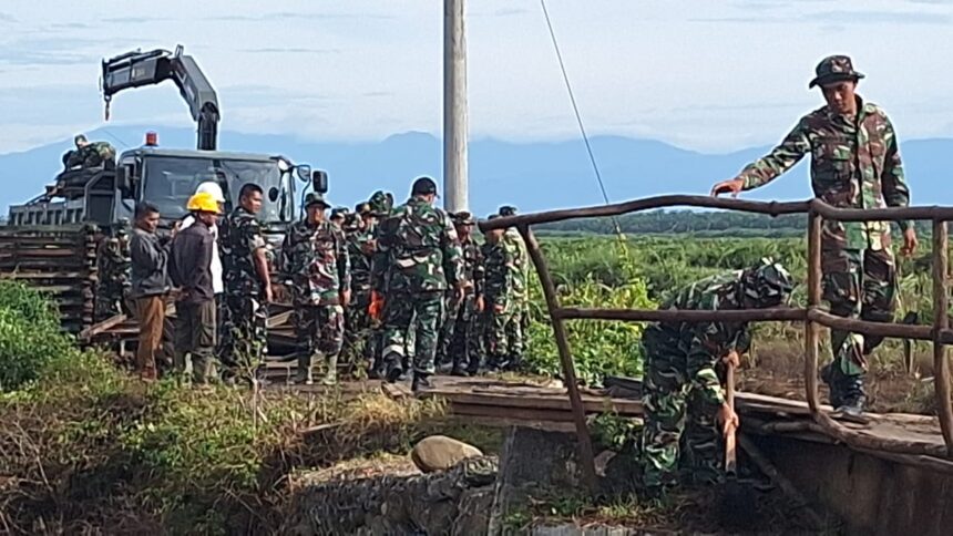 Pembangunan jembatan Bailey sebagai jalur darurat. Foto: Dispenad