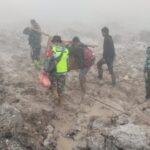 Satgas Penanggulangan Bencana Alam (Gulbencal) Kodim 0119/BM melalui Koramil 05/Permata mengevakuasi sepasang lansia dari wilayah terisolir di Gucci Desa Burni Pase, Kecamatan Permata, Kabupaten Bener Meriah, Kamis (11/12/2025). Foto: Dispenad