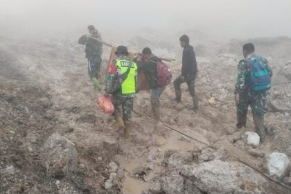 Satgas Penanggulangan Bencana Alam (Gulbencal) Kodim 0119/BM melalui Koramil 05/Permata mengevakuasi sepasang lansia dari wilayah terisolir di Gucci Desa Burni Pase, Kecamatan Permata, Kabupaten Bener Meriah, Kamis (11/12/2025). Foto: Dispenad