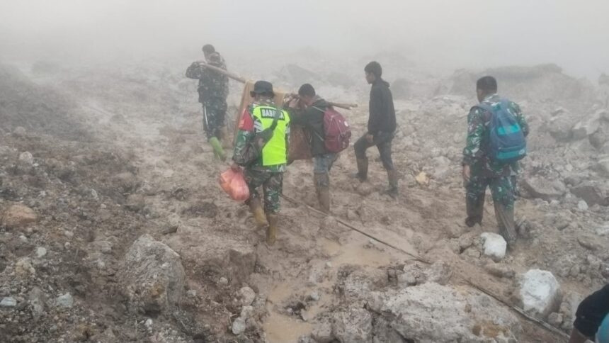 Satgas Penanggulangan Bencana Alam (Gulbencal) Kodim 0119/BM melalui Koramil 05/Permata mengevakuasi sepasang lansia dari wilayah terisolir di Gucci Desa Burni Pase, Kecamatan Permata, Kabupaten Bener Meriah, Kamis (11/12/2025). Foto: Dispenad