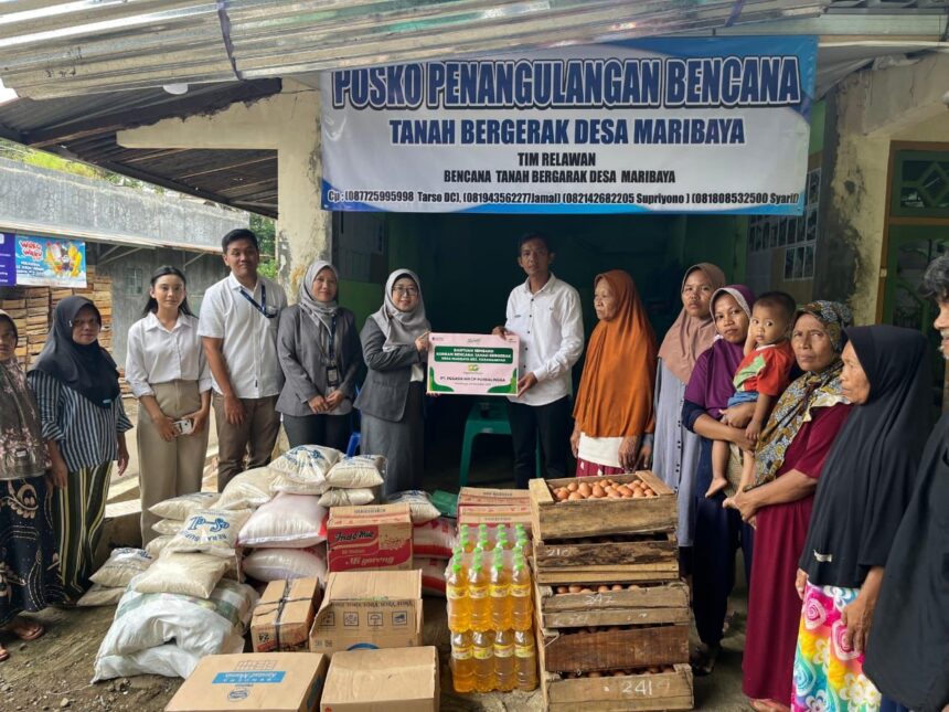 Pegadaian Kanwil XI Semarang menyalurkan bantuan tanggap darurat kepada warga Desa Maribaya, Kecamatan Karanganyar, Kabupaten Purbalingga, yang terdampak bencana tanah gerak. Foto: Ist