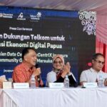 (kiri ke kanan) VP Corporate Communication Telkom Andri Herawan Sasoko, Komisaris Telkom Rizal Mallarangeng, Direktur Utama Telkom Dian Siswarini, Direktur Wholesale & International Business Service Telkom Honesti Basyir, dan EVP Telkom Regional V Amin Soebagyo saat acara Press Conference peresmian fasilitas edge data center neuCentrIX Telkom ke-28 yang berlokasi di Jayapura, Papua pada Kamis (4/12). Foto: Telkom Indonesia
