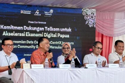 (kiri ke kanan) VP Corporate Communication Telkom Andri Herawan Sasoko, Komisaris Telkom Rizal Mallarangeng, Direktur Utama Telkom Dian Siswarini, Direktur Wholesale & International Business Service Telkom Honesti Basyir, dan EVP Telkom Regional V Amin Soebagyo saat acara Press Conference peresmian fasilitas edge data center neuCentrIX Telkom ke-28 yang berlokasi di Jayapura, Papua pada Kamis (4/12). Foto: Telkom Indonesia