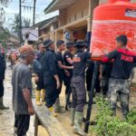 Sejumlah aparat Brimob Polri membantu memasang unit tandon air bersih sebagai bagian dari upaya penanganan bencana alam di wilayah Sumatera, termasuk bagi warga terdampak banjir bandang di Kabupaten Aceh Tamiang, Provinsi Aceh, Jumat (19/12/2025). Foto: Ist