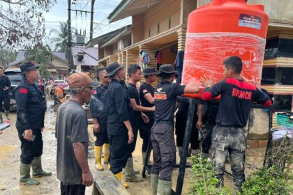 Sejumlah aparat Brimob Polri membantu memasang unit tandon air bersih sebagai bagian dari upaya penanganan bencana alam di wilayah Sumatera, termasuk bagi warga terdampak banjir bandang di Kabupaten Aceh Tamiang, Provinsi Aceh, Jumat (19/12/2025). Foto: Ist