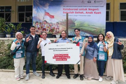 Pemberian Bantuan Sarana Pendidikan & Program Sekolah Alam dari AdMedika Bersama Sekolah Tanah Air dan Perempuan Lestari kepada SDN 05 Ciasmara, Bogor, beberapa waktu lalu. Foto: Telkom Indonesia