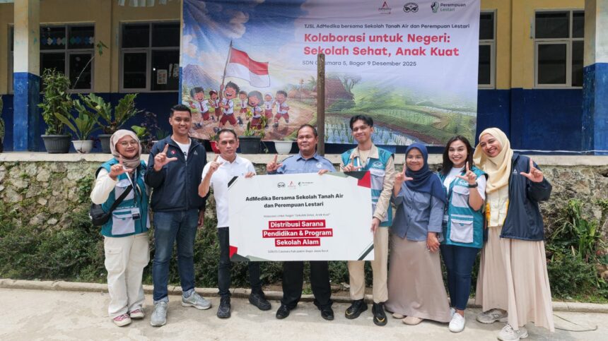 Pemberian Bantuan Sarana Pendidikan & Program Sekolah Alam dari AdMedika Bersama Sekolah Tanah Air dan Perempuan Lestari kepada SDN 05 Ciasmara, Bogor, beberapa waktu lalu. Foto: Telkom Indonesia
