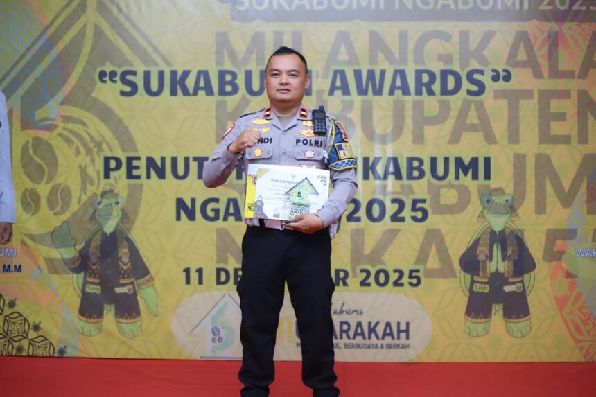 Anggota Satlantas Polres Sukabumi, Jawa Barat, Ipda Sandi Praja, menerima penghargaan dari Pemerintah Kabupaten (Pemkab) Sukabumi atas dedikasi dan prestasi serta kontribusi nyata dalam pembangunan dengan mendirikan sekolah gratis SMK Tunas Bhayangkara, Kamis (11/12/2025). Foto: Ist