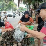 Warga membeli kerang hijau di lapak pedagang di sepanjang Jalan Raya Bogor, Kramat Jati, Jakarta Timur, Rabu (31/12/2025) siang. Foto: Ist