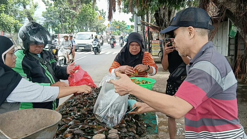 Warga membeli kerang hijau di lapak pedagang di sepanjang Jalan Raya Bogor, Kramat Jati, Jakarta Timur, Rabu (31/12/2025) siang. Foto: Ist