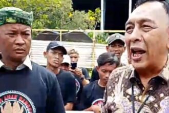 HY Ibrahim Husen (kanan) pemilik tanah seluas 2,3 hektare di Kavling Mawar Indah, Kelurahan Kali Baru, Kecamatan Medan Satria, Kota Bekasi. Foto: Dok pribadi/ist