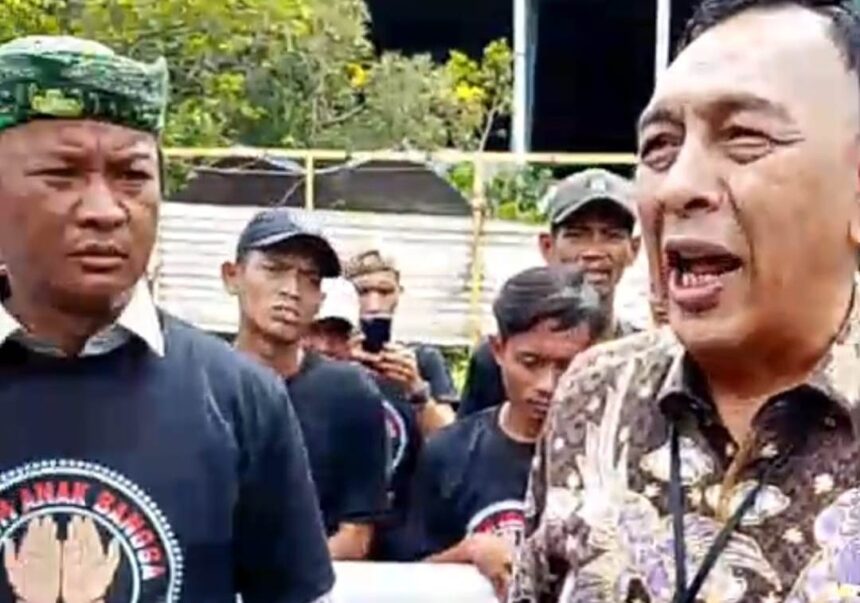 HY Ibrahim Husen (kanan) pemilik tanah seluas 2,3 hektare di Kavling Mawar Indah, Kelurahan Kali Baru, Kecamatan Medan Satria, Kota Bekasi. Foto: Dok pribadi/ist