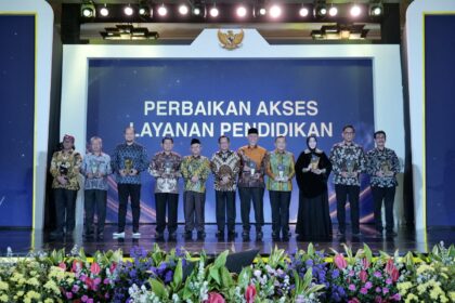 Kota Semarang raih penghargaan dari Kementerian Dalam Negeri kategori Perbaikan Akses Layanan Pendidikan. Foto: Ist