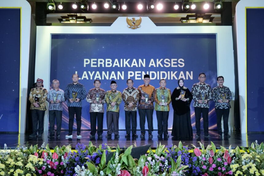 Kota Semarang raih penghargaan dari Kementerian Dalam Negeri kategori Perbaikan Akses Layanan Pendidikan. Foto: Ist