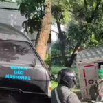 Mobil MBG mengalami kecelakaan di Jalan KH Yusuf Raya, Sukmajaya, Depok, Selasa (16/12/2025) pagi. Foto: Tangkapan layar Instagram @infodepok_id