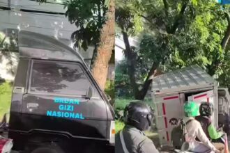 Mobil MBG mengalami kecelakaan di Jalan KH Yusuf Raya, Sukmajaya, Depok, Selasa (16/12/2025) pagi. Foto: Tangkapan layar Instagram @infodepok_id