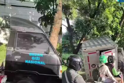 Mobil MBG mengalami kecelakaan di Jalan KH Yusuf Raya, Sukmajaya, Depok, Selasa (16/12/2025) pagi. Foto: Tangkapan layar Instagram @infodepok_id