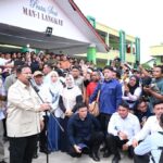 Prabowo saat meninjau posko pengungsi di MAN 1 Langkat, Kabupaten Langkat, Sumatera Utara, Sabtu (13/12/2025). Foto: BMI Setpres