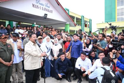 Prabowo saat meninjau posko pengungsi di MAN 1 Langkat, Kabupaten Langkat, Sumatera Utara, Sabtu (13/12/2025). Foto: BMI Setpres