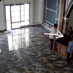 Pria di Kendari mengambil kembali mimbar yang sebelumnya disumbangkan ke masjid di kawasan Perumahan Dosen UHO, Kelurahan Kambu, Kecamatan Kambu, Kendari, Sulawesi Tenggara, Minggu (21/12/2025). Foto: TikTok @labore.onemai