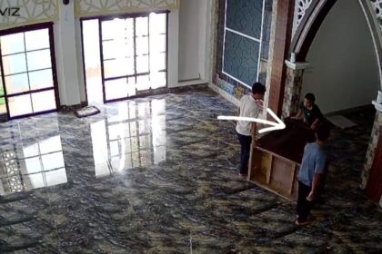Pria di Kendari mengambil kembali mimbar yang sebelumnya disumbangkan ke masjid di kawasan Perumahan Dosen UHO, Kelurahan Kambu, Kecamatan Kambu, Kendari, Sulawesi Tenggara, Minggu (21/12/2025). Foto: TikTok @labore.onemai