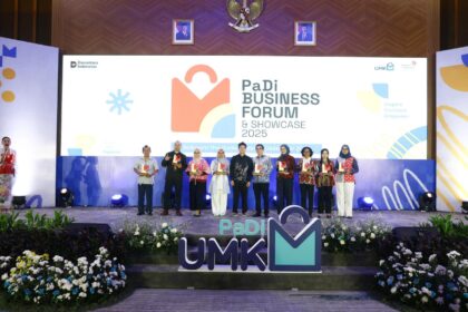 Pemberian penghargaan bagi BUMN dengan volume transaksi tertinggi pada acara PaDi Business Forum & Showcase (PBFS) 2025 di The Gade Tower, Jakarta Pusat pada (10/12). Foto: Telkom Indonesia