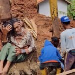 Seorang lansia dievakuasi menggunakan ekskavator menuju rumah sakit di Kampung Cibangkonol, Kabupaten Bandung Barat. Foto: Tangkapan layar TikTok @bppberkahpalaputra