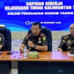 Kepala Kejati Kaltim Supardi (tengah) didampingi Asisten Pidana Khusus, Haedar SH, MH (kiri) memaparkan capaian penanganan perkara korupsi sepanjang 2025, Selasa (9/12/2025). Foto: Kejati Kaltim