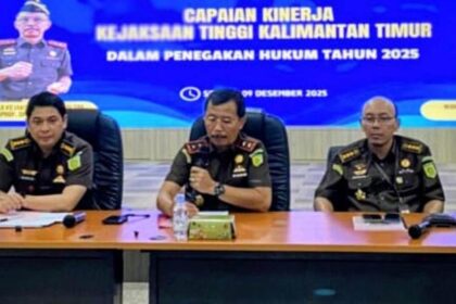Kepala Kejati Kaltim Supardi (tengah) didampingi Asisten Pidana Khusus, Haedar SH, MH (kiri) memaparkan capaian penanganan perkara korupsi sepanjang 2025, Selasa (9/12/2025). Foto: Kejati Kaltim
