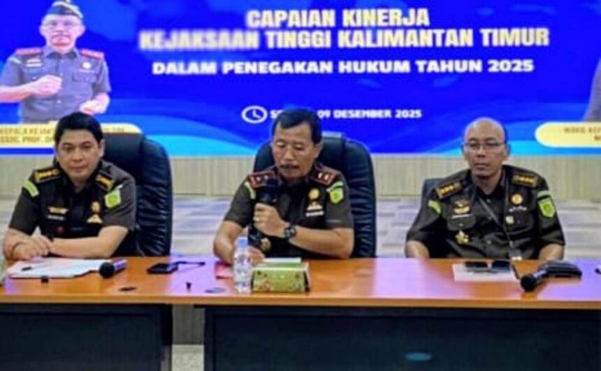 Kepala Kejati Kaltim Supardi (tengah) didampingi Asisten Pidana Khusus, Haedar SH, MH (kiri) memaparkan capaian penanganan perkara korupsi sepanjang 2025, Selasa (9/12/2025). Foto: Kejati Kaltim