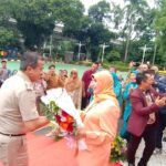 Wali Kota Jakarta Selatan, M Anwar, bersama Wakil Wali Kota Ali Murtadho memberikan bunga mawar ke istrinya dalam suasana penuh keceriaan dan kemesraan mewarnai peringatan Hari Ulang Tahun (HUT) ke-26 Dharma Wanita Persatuan (DWP) dirangkaikan memperingati Hari Ibu ke-97 di Halaman Kantor Walikota Administrasi Jakarta Selatan, Selasa (16/12/2025). Foto: Joesvicar Iqbal/ipol.id