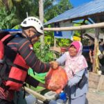 Relawan menyerahkan bantuan sembako kepada warga terdampak bencana di Desa Alur Kapal dan Kelurahan Pematang Cengal, Tanjung Pura, Langkat, Sumatra Utara, 5 Desember 2025. Foto: Ist