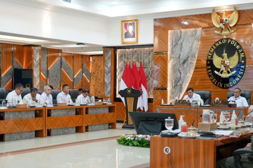 Rapat Koordinasi Persiapan Pengamanan Natal 2025 dan Tahun Baru 2026 yang dilaksanakan secara hybrid di Kantor Kemenko Polkam, Selasa (23/12/2025) dan dihadiri oleh kementerian/lembaga terkait, serta unsur Forkopimda se-Indonesia. Foto: Kemenko Polkam
