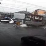 Truk tronton bermuatan ribuan keramik hilang kendali di turunan Kertek, Wonosobo, hingga menabrak pengendara motor dan ruko pasar. Foto: IG @medsoszone.id