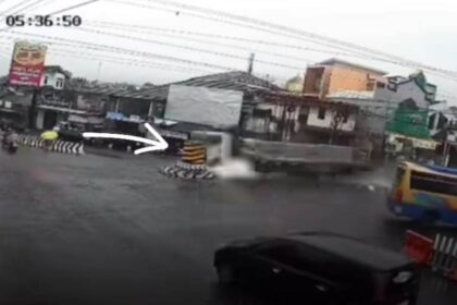 Truk tronton bermuatan ribuan keramik hilang kendali di turunan Kertek, Wonosobo, hingga menabrak pengendara motor dan ruko pasar. Foto: IG @medsoszone.id