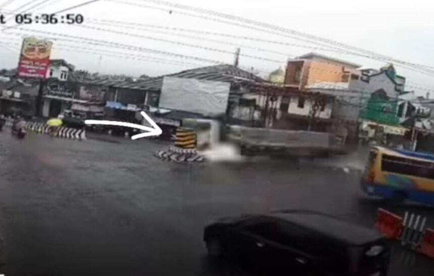 Truk tronton bermuatan ribuan keramik hilang kendali di turunan Kertek, Wonosobo, hingga menabrak pengendara motor dan ruko pasar. Foto: IG @medsoszone.id