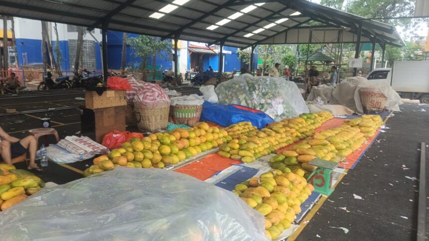 Pedagang Pasar Kramat Jati menempati TPS pasca kebakaran.