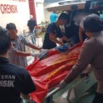 Korban kebakaran di gedung PT Terra Drone, Kemayoran, Jakarta Pusat dibawa ke Rumah Sakit Polri Kramat Jati, Jakarta Timur, Selasa (9/12/2025). Foto: Joesvicar Iqbal/ipol.id