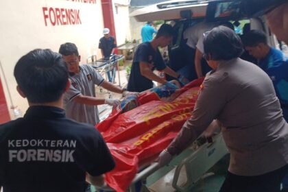 Korban kebakaran di gedung PT Terra Drone, Kemayoran, Jakarta Pusat dibawa ke Rumah Sakit Polri Kramat Jati, Jakarta Timur, Selasa (9/12/2025). Foto: Joesvicar Iqbal/ipol.id