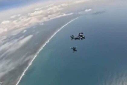 Dua atlet terjun payung meninggal akibat jatuh ke laut setelah mengalami kendala cuaca ekstrem. Foto: TikTok @polrespangandaran