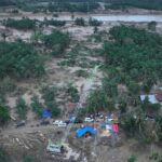 Tampilan dari udara alat berat atau crane yang PLN modifikasi menjadi tower darurat yang aman untuk mengganti salah satu tower terdampak parah oleh bencana di jalur transmisi 150 kV Pangkalan Brandan - Langsa, Aceh Tamiang. Foto: Dok PLN