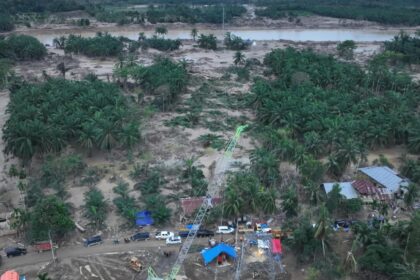 Tampilan dari udara alat berat atau crane yang PLN modifikasi menjadi tower darurat yang aman untuk mengganti salah satu tower terdampak parah oleh bencana di jalur transmisi 150 kV Pangkalan Brandan - Langsa, Aceh Tamiang. Foto: Dok PLN