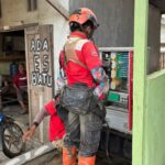 Tim Telkom Akses yang melakukan pemulihan jaringan di wilayah yang terdampak banjir dan tanah longsor di Sumatera. Foto: Telkom Indonesia